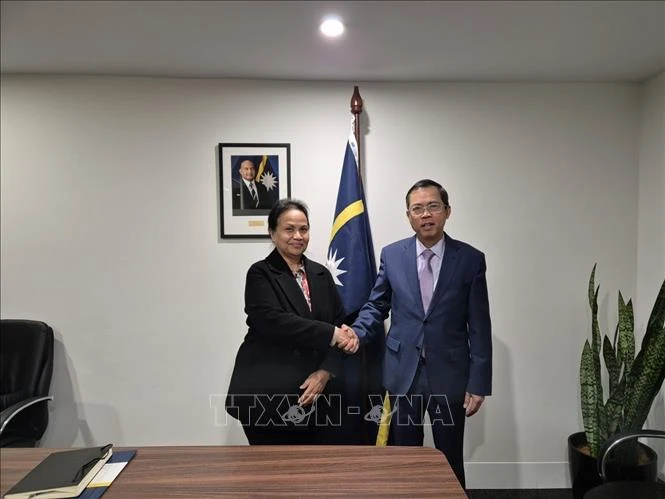 Ambassador to Australia and Nauru Dang Hung Tam (R) and Nauru High Commissioner to Australia Camilla Solomo at their meeting on June 13. (Photo: VNA)