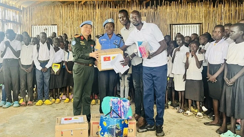 Gifts are presented to Thong Nhat primary school students in South Sudan (Photo: MoPS)