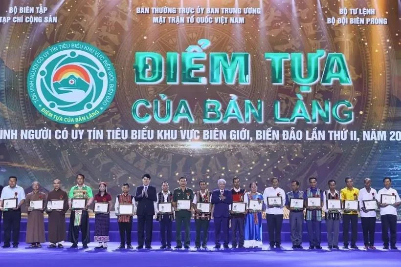Politburo member and Standing member of the Party Central Committee’s Secretariat Luong Cuong, and Politburo member, Secretary of the Party Central Committee and President of the VFF Central Committee Do Van Chien present certificates of merit to reputable people in border, sea and island areas. (Photo: VNA)