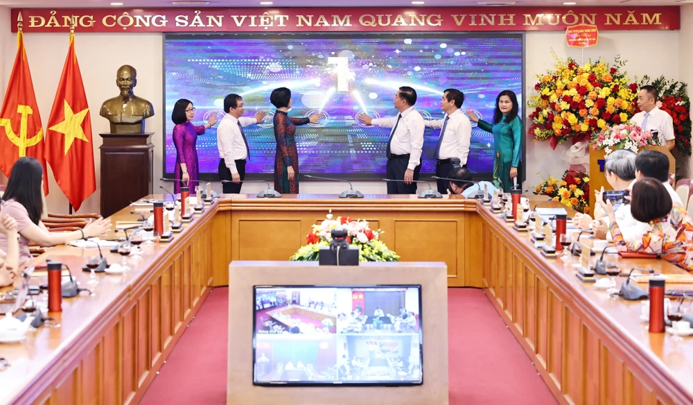 Politburo member, Secretary of the Party Central Committee (PCC) and Chairman of the PCC's Commission for Information and Education Nguyen Trong Nghia (third from right), VNA General Director Vu Viet Trang (third from left) and delegates press the button to inaugurate the Vietnam News Agency (VNA)'s special website on protecting the Party’s ideological foundation. (Photo: VNA)