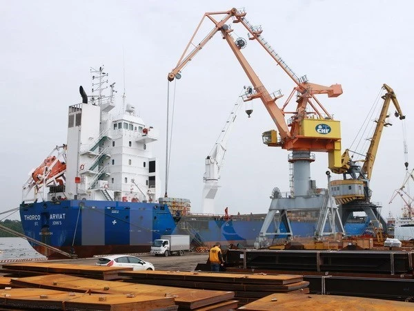 Loading goods for export at Hai Phong port (Photo: VNA)