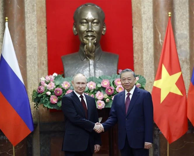 President To Lam (R) welcomes Russian President Vladimir Putin in Hanoi on June 20 (Photo: VNA)