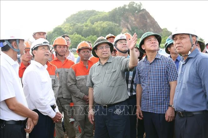 Prime Minister Pham Minh Chinh visits workers at the construction site of the project at Cau Loc commune of Hau Loc district, Thanh Hoa province (Photo: VNA)