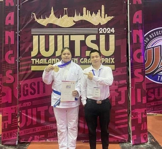 Jujitsu fighter Nguyen Thị Thanh Truc (left) and her coach pose for a photo after winning gold at the 2024 Thailand Open Grand Prix. (Photo of Thanh Truc)