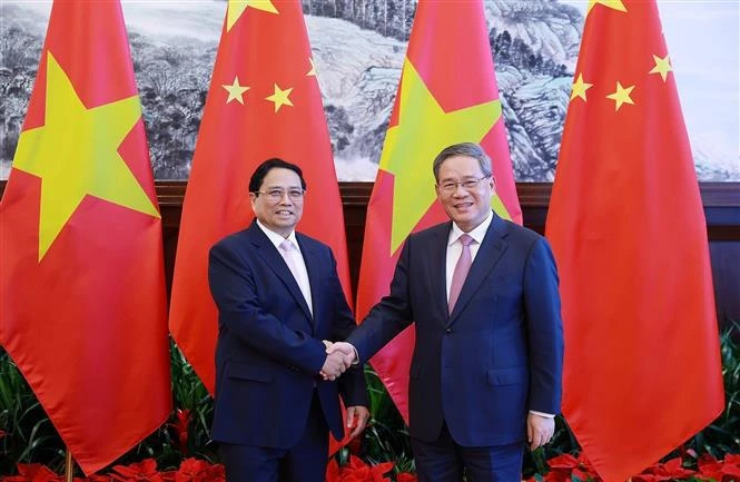 Prime Minister Pham Minh Chinh (left) and Chinese Premier Li Qiang during their talks in Dalian city, China’s Liaoning province, on June 24. (Photo: VNA)