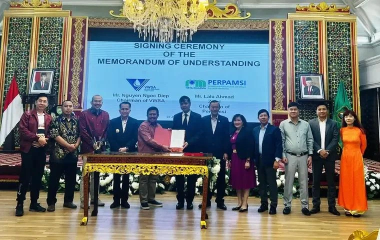 At the signing ceremony of the MoU between the Vietnam Water Supply and Sewerage Association and the authorities of Indonesia’s South Sumatra province on June 22. (Photo: tapchinuoc.vn)