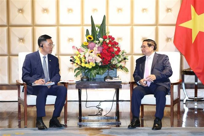 Vietnamese Prime Minister Pham Minh Chinh (right) and Chairman of the Dalian Locomotive and Rolling Stock Co. Ltd. (CRRC) Sun Rongkun at their meeting in Dalian city in China’s Liaoning province on June 24. (Photo: VNA)