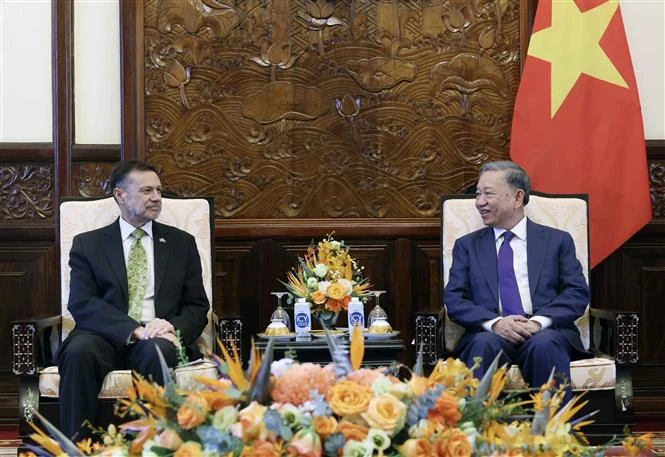 President To Lam (R) and Australian Ambassador to Vietnam Andrew Goledzinowski (Photo: VNA)