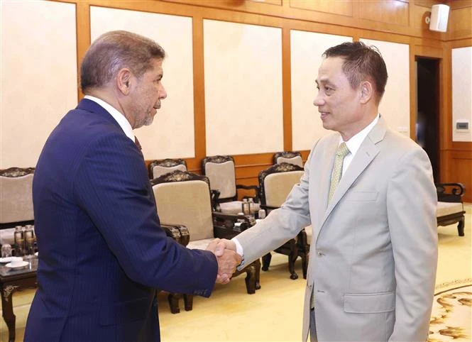Head of the CPV Central Committee's Commission for External Relations Le Hoai Trung (R) and Politburo member of the PRM and Minister of Agriculture of the Dominican Republic Limber Lucas Cruz López (Photo: VNA)