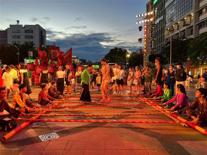 Taking place at the District 1 pedestrian street in five days, the activities feature a cultural and artistic space for water puppetry and traditional folk games, among many others. (Photo: VNA)