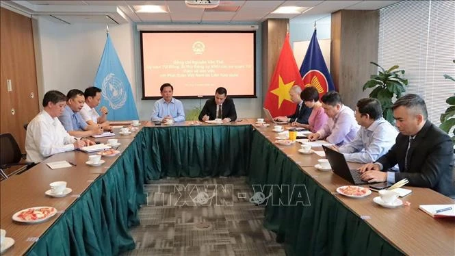 Secretary of the Party Committee of Central Agencies' Bloc Nguyen Van The has a working session with Vietnam’s Permanent Mission to the United Nations (UN) and other representative agencies in New York. (Photo: VNA)
