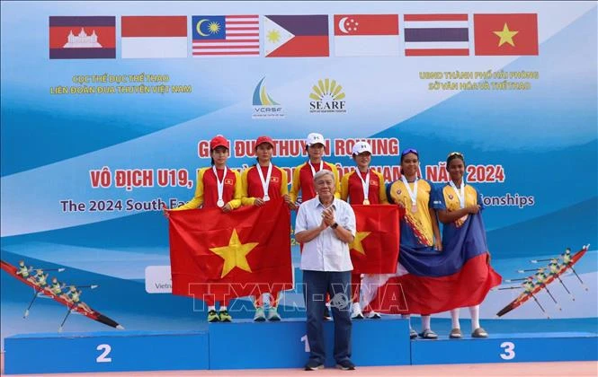 Vietnamese rowers get gold medals at the 2024 Southeast Asian Rowing, U19 and U23 Championships. (Photo: VNA)