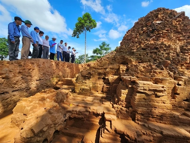 A large number of artefacts have been unearthed after more than two months of explorations and excavations which were conducted by archeologists and experts from the Department of Culture and Sports of Thua Thien-Hue province in collaboration with the National Museum of History. (Photo: baothuathienhue.vn)