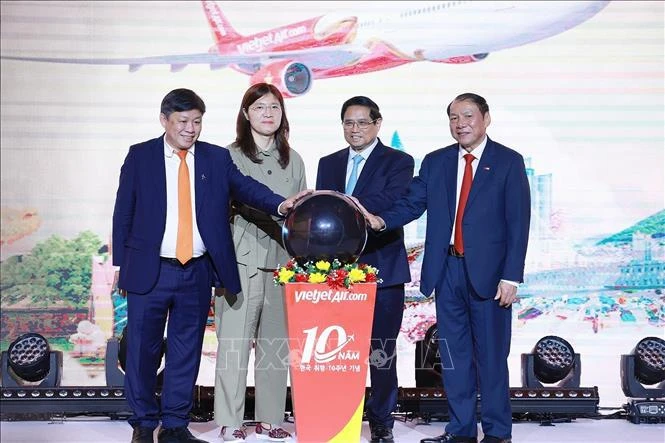 Prime Minister Pham Minh Chinh (2nd from right) and delegates join a symbolic ceremony to announce Vietjet's new Daegu - Nha Trang route in Seoul on July 1 (Photo: VNA) Photo: Dương Giang/TTXVN