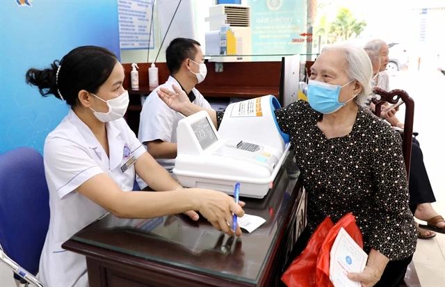 An elderly woman is examined at the Traditional Medicine Hospital in the northern province of Thai Binh. (Photo: VNA)