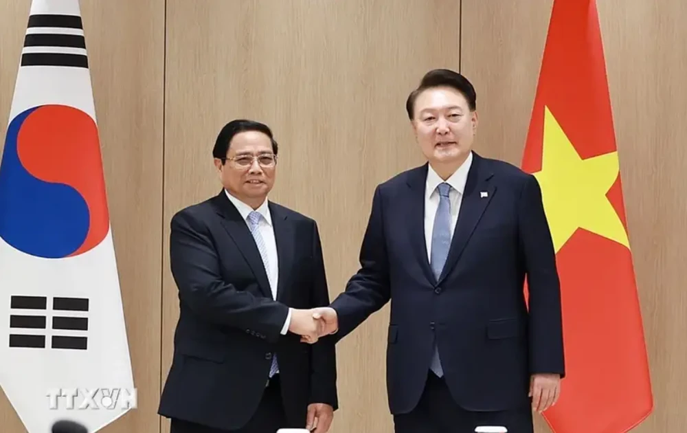 Prime Minister Pham Minh Chinh (L) meets with RoK President Yoon Suk Yeol (Photo: VNA)