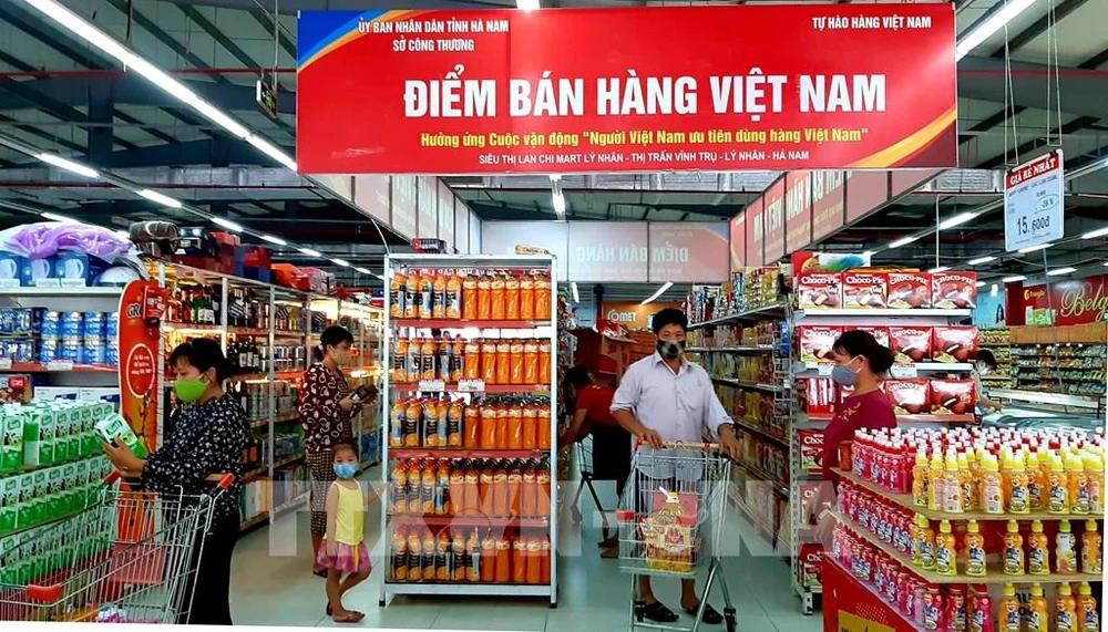 A corner for selling Vietnamese products at Lan Chi Ly Nhan supermarket in Ly Nhan district, Ha Nam province (Photo: VNA)