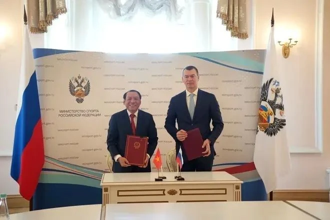 Visiting Vietnamese Minister of Culture, Sports and Tourism Nguyen Van Hung (L) and Russian Minister of Sport Mikhail Vladimirovich Degtyarev signs a memorandum of understanding on cooperation in sports at their meeting in Moscow on July 4. (Photo: VNA)