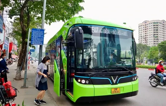 A Vinbus bus in Vinhomes Smart City urban area (Photo: VNA)