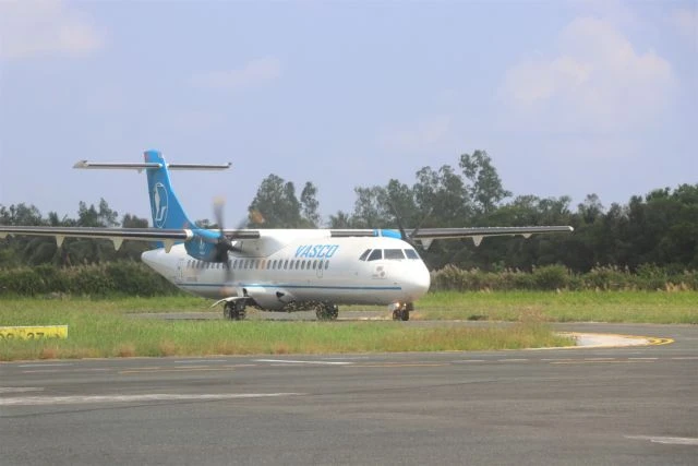 An aircraft at Ca Mau Airport. Currently, Ca Mau Airport only has a runway for ATR72 aircraft or equivalent and maintains only one flight route between Ca Mau and HCM City with four flights per week (Photo: VNA)