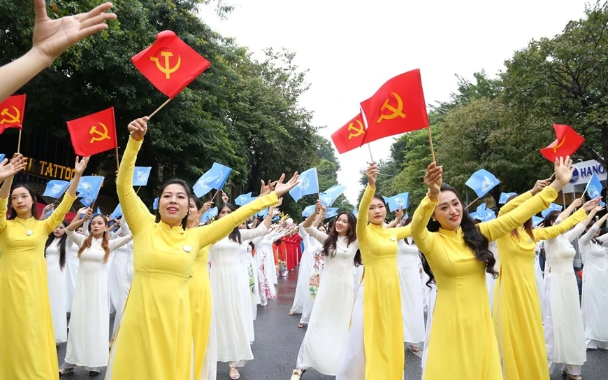 At an Ao Dai mass performance 2023 (Photo: hanoimoi.vn)