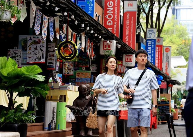 Korean tourists at Ho Chi Minh City's book street (Photo: VNA)