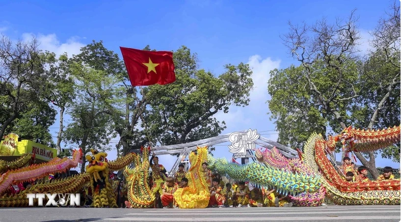 A performance at the 2013 Hanoi Autumn Festival. (Photo: VNA)