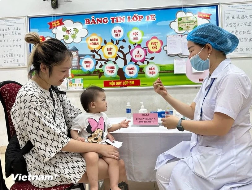 Providing Vitamin A doses to children in Hanoi (Photo: VNA)