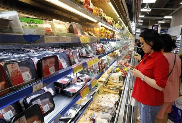 Shoppers at a supermarket in Hanoi (Photo: VNA)