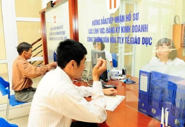 A person registers procedures to set up a business. The use of ID number to carry out business registration procedures can save time to perform administrative procedures. (Photo: tinnhanhchungkhoan.vn)