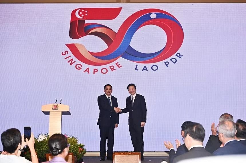 Singaporean PM Lawrence Wong (R) and his Lao counterpart Sonexay Siphandone (Photo: Straitstimes)
