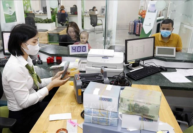 At a Vietcombank branch in Vinh Phuc (Photo: VNA)