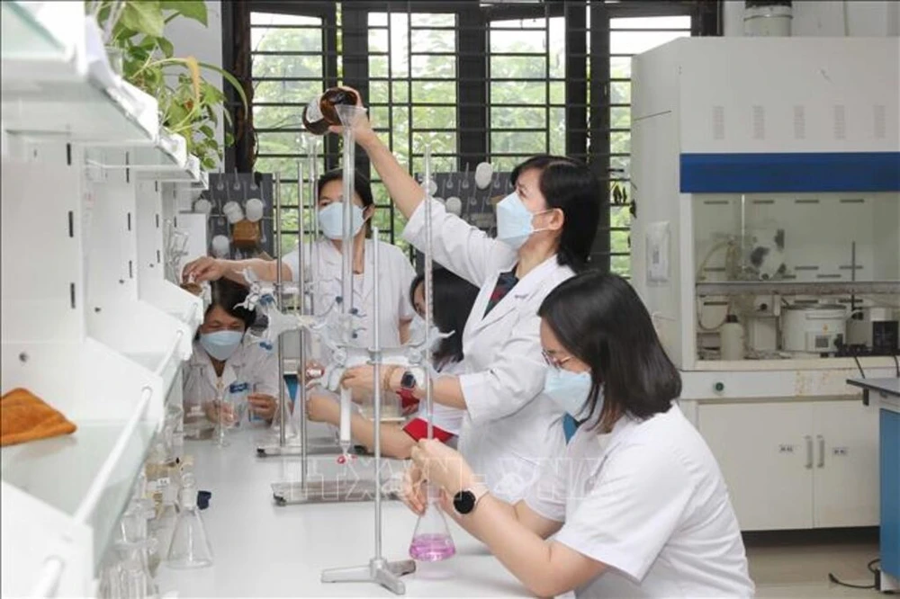 Scientists work at a lab of the Hanoi University of Pharmacy (Photo: VNA)