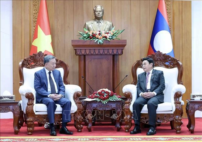 Vietnamese President To Lam (left) and Chairman of the Lao National Assembly Saysomphone Phomvihane at their meeting in Vientiane on July 11. (Photo: VNA)