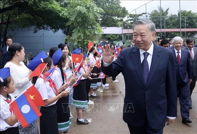 President To Lam visits Nguyen Du Lao-Vietnamese bilingual school (Photo: VNA)