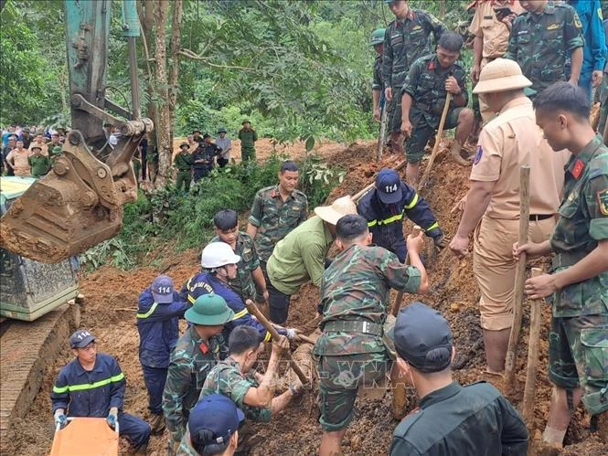 Rescuers search for victims buried by the landslide in Ha Giang province on July 13. (Photo: VNA)