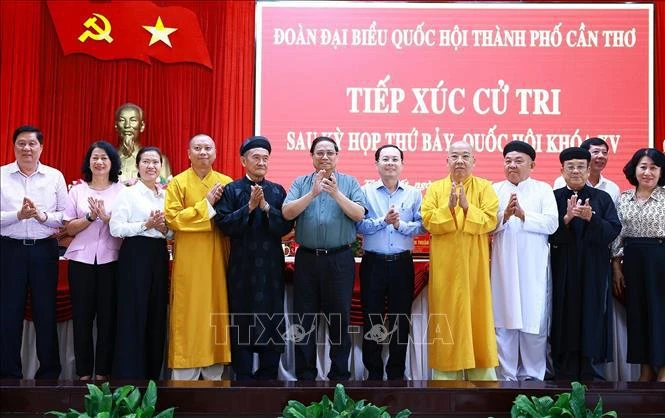 PM Pham Minh Chinh (sixth from left) meets with voters in Can Tho city. (Photo: VNA)