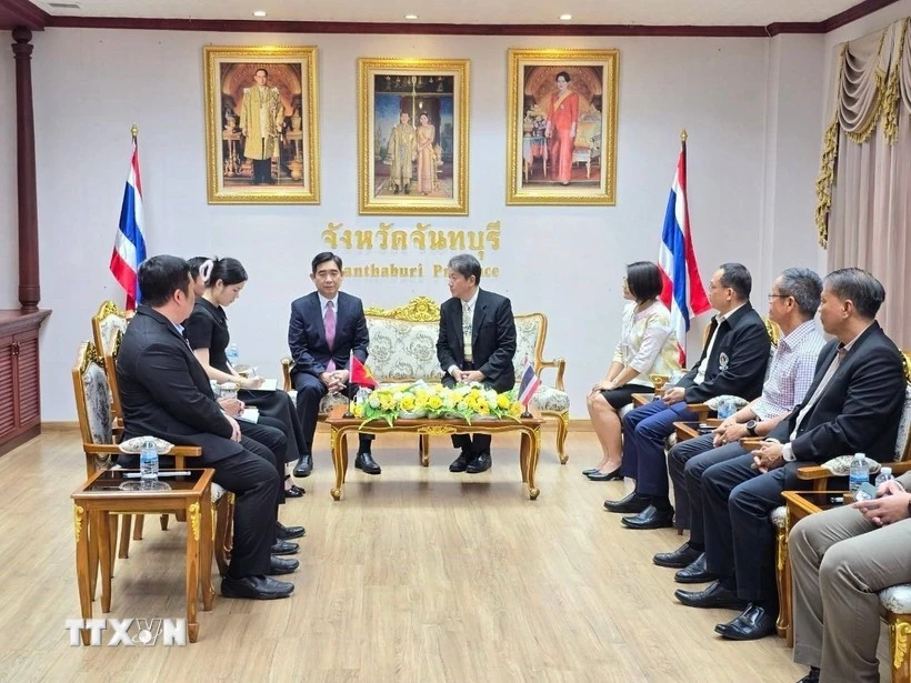 At a working session between Vietnamese Ambassador Pham Viet Hung and Governor of Chanthaburi province Monsit Phaisanthanawat. (Photo: VNA)