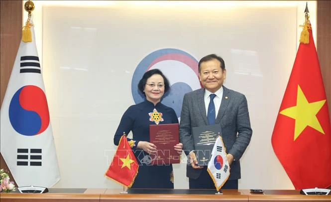 Vietnamese and Korean ministers at the signing ceremony for a MoU on public administration cooperation (Photo: VNA)