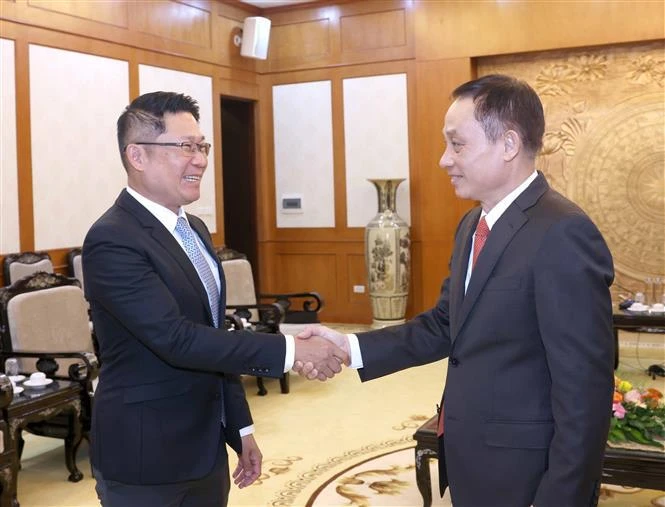 Head of the Party Central Committee’s Commission for External Relations Le Hoai Trung (R) and deputy head of the LPRP Central Committee's Commission for External Relations Valaxay Lengsavad (Photo: VNA)