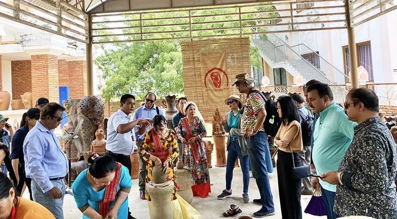 Indian tourists visit Bau Truc pottery village in the south central province of Ninh Thuan. (Photo: nhandan.vn)