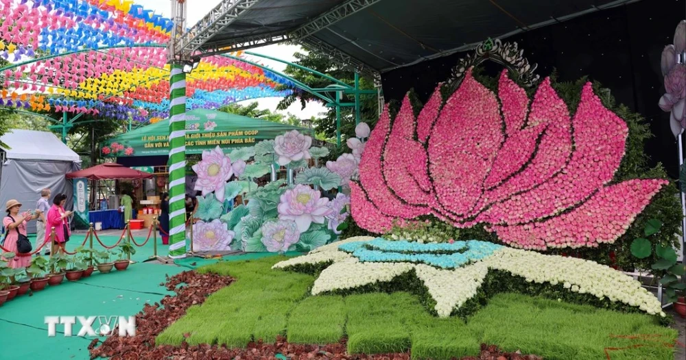 A giant lotus shaped by 10,000 lotus flowers at the Hanoi Lotus Festival (Photo: VNA)