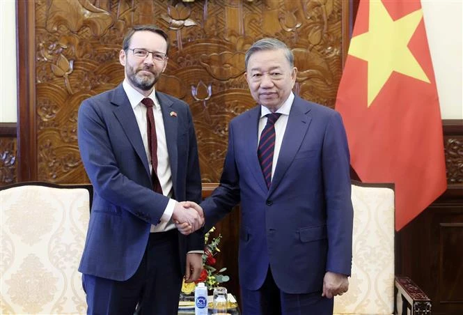 President To Lam (R) and UK Ambassador Iain Frew at their meting in Hanoi on July 17. (Photo: VNA)