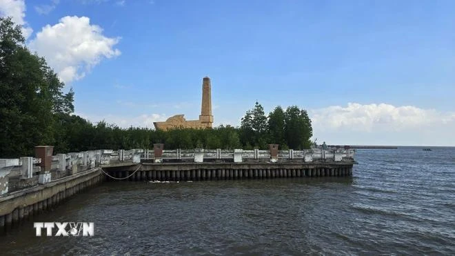 A section of embankment to prevent coastal erosion at Ca Mau Cape Tourist Site (Photo: VNA)