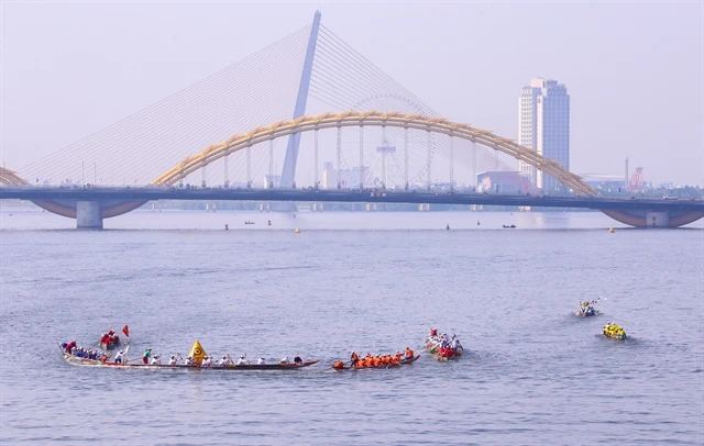 Boat racing on the Han River in Da Nang City. (Photo: VNA)