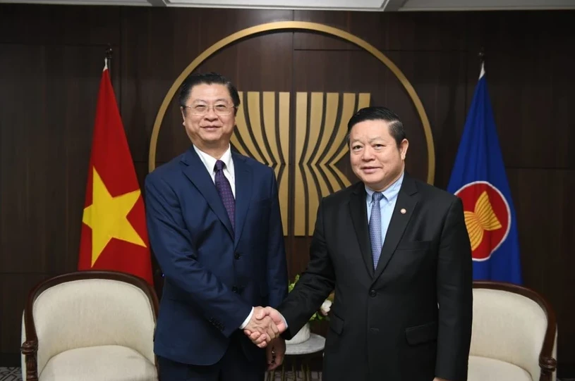 Deputy head of the Party Central Committee's Commission for External Relations Truong Quang Hoai Nam (left) and Secretary-General of the Association of Southeast Asian Nations (ASEAN) Kao Kim Hourn at their meeting in Jakarta on July 18. (Photo: VNA)