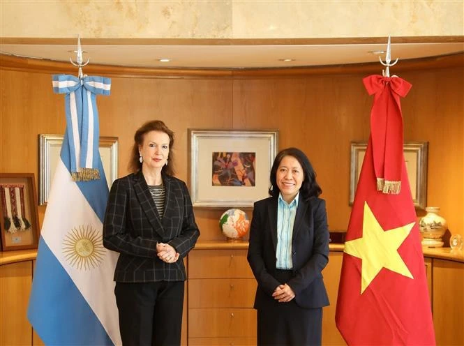 Vietnamese Ambassador to Argentina Ngo Minh Nguyet (R) and Argentine Foreign Minister Diana Mondino at their working session in Buenos Aires on July 19 (Photo: VNA)