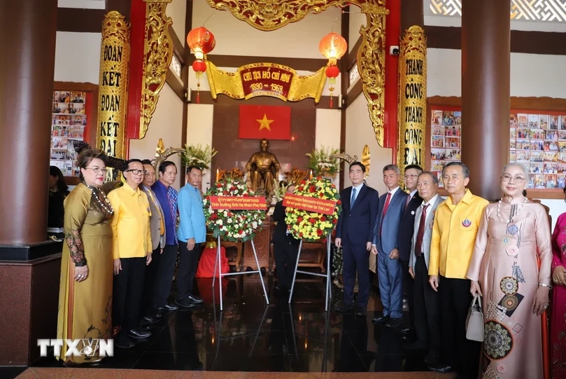 Tran Van Sau, Vice President of the Association of Vietnamese in Thailand ( second, from left) is with visitors at the memorial site dedicated to President Ho Chi Minh in May village. (Photo: VNA)