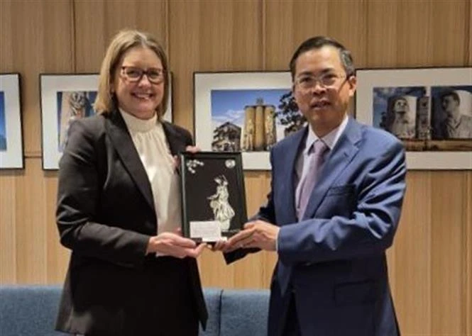 Vietnamese Ambassador to Australia Pham Hung Tam (right) and Premier of Australia's Victoria state Jacinta Allan. (Photo: VNA)