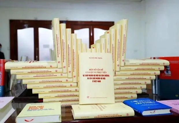 Party General Secretary Nguyen Phu Trong's book titled “Some theoretical and practical issues on socialism and the path towards socialism in Vietnam”. (Photo: VNA)